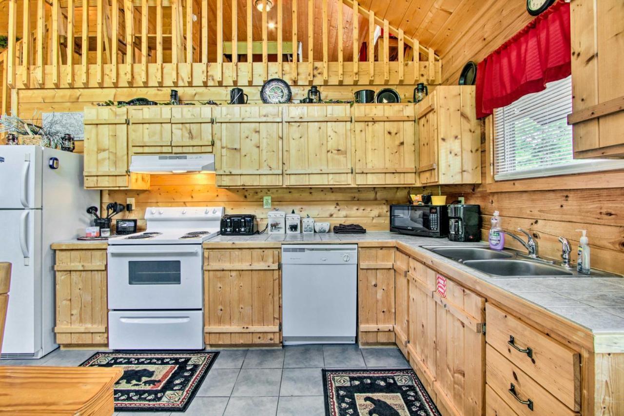 Cabin With Hot Tub And Deck About 12 Mi To Pigeon Forge! Sevierville Esterno foto
