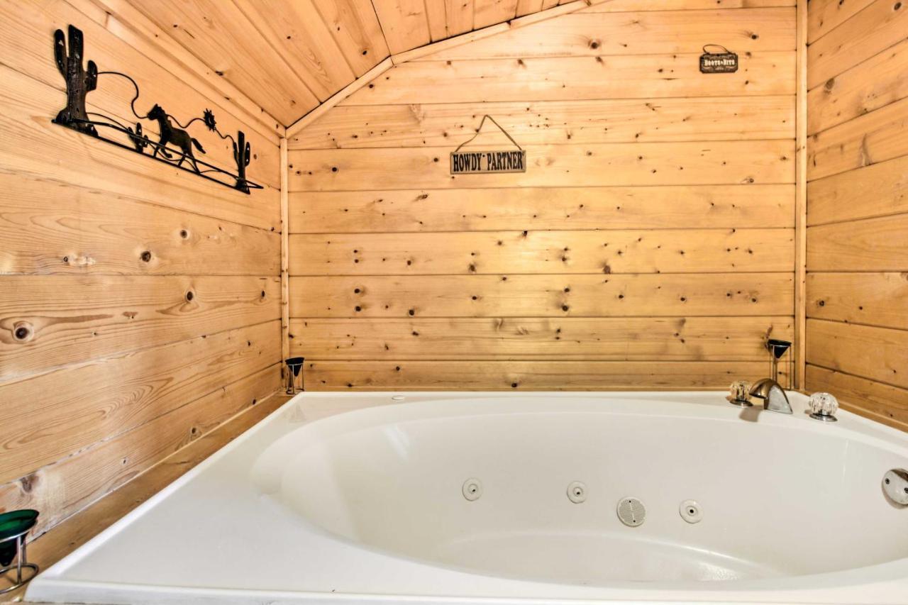 Cabin With Hot Tub And Deck About 12 Mi To Pigeon Forge! Sevierville Esterno foto