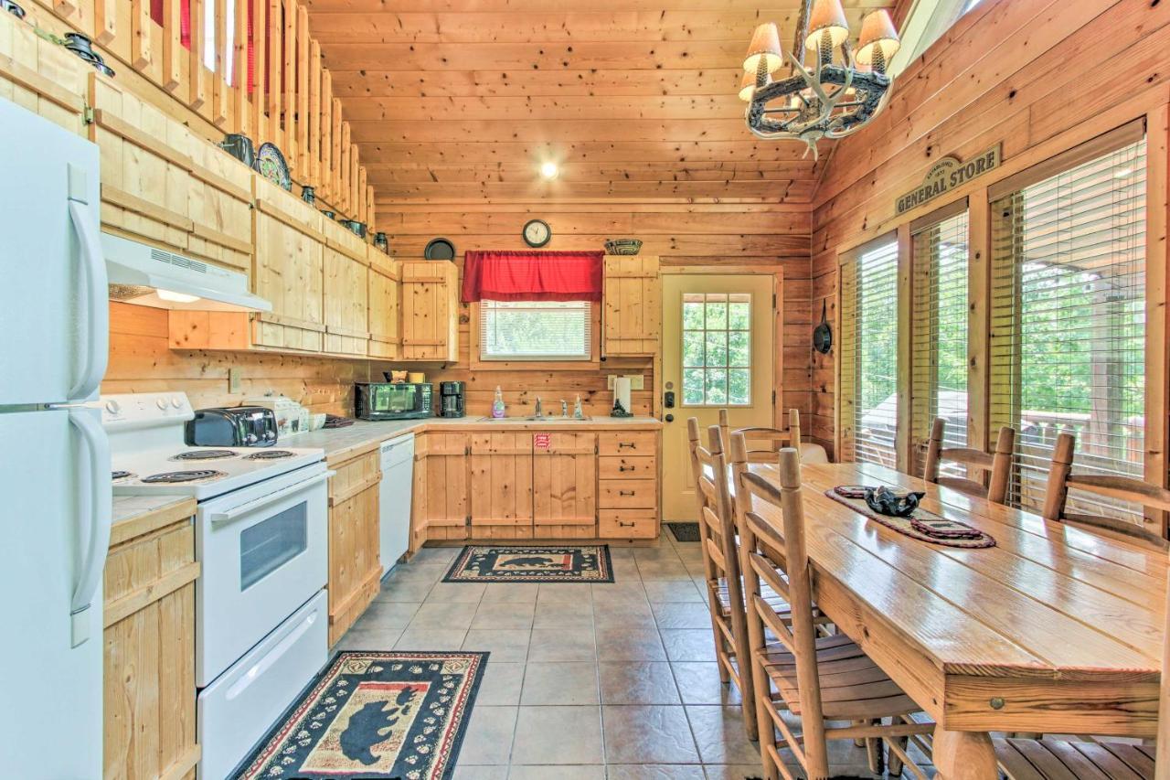 Cabin With Hot Tub And Deck About 12 Mi To Pigeon Forge! Sevierville Esterno foto
