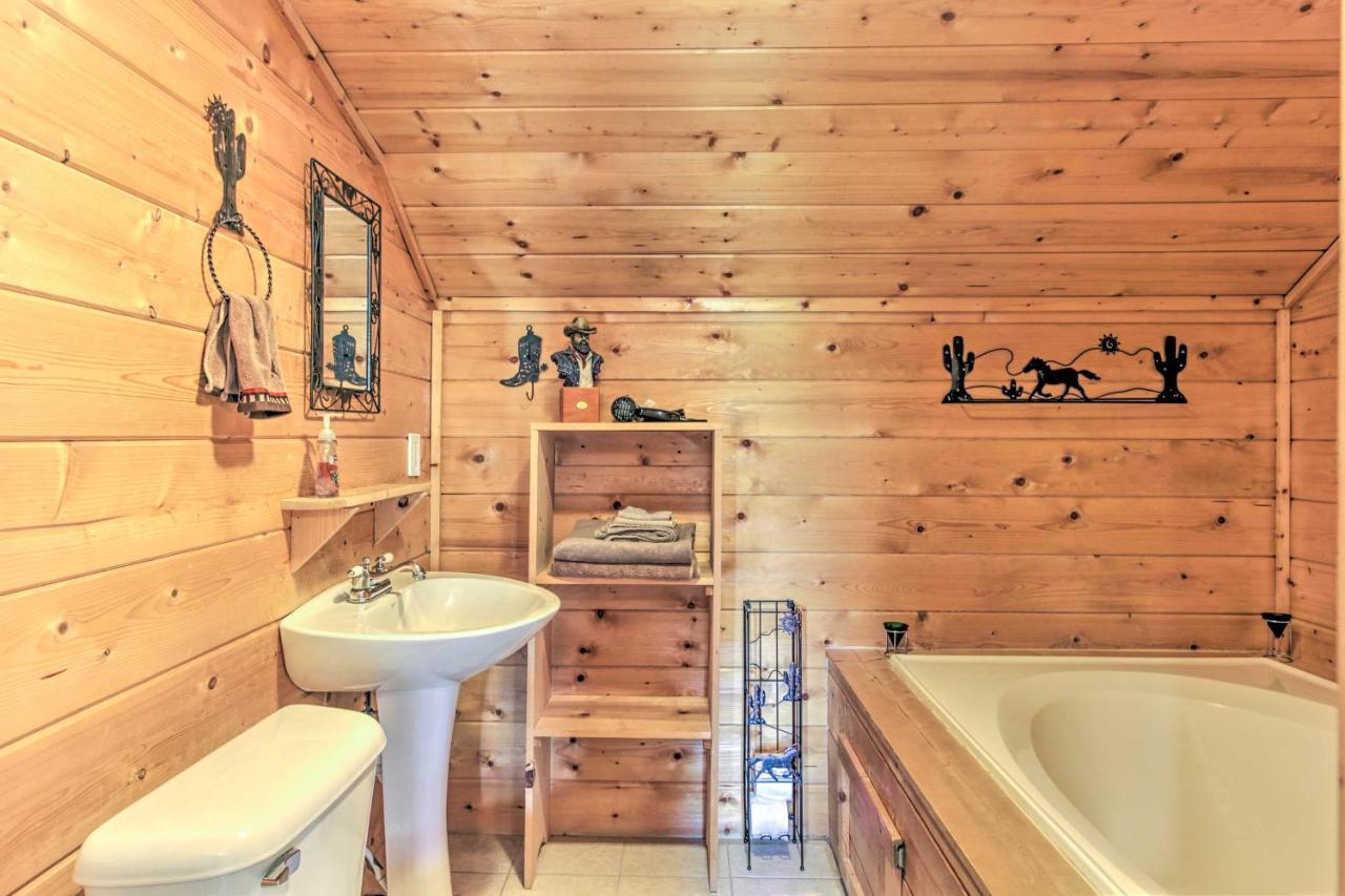 Cabin With Hot Tub And Deck About 12 Mi To Pigeon Forge! Sevierville Esterno foto